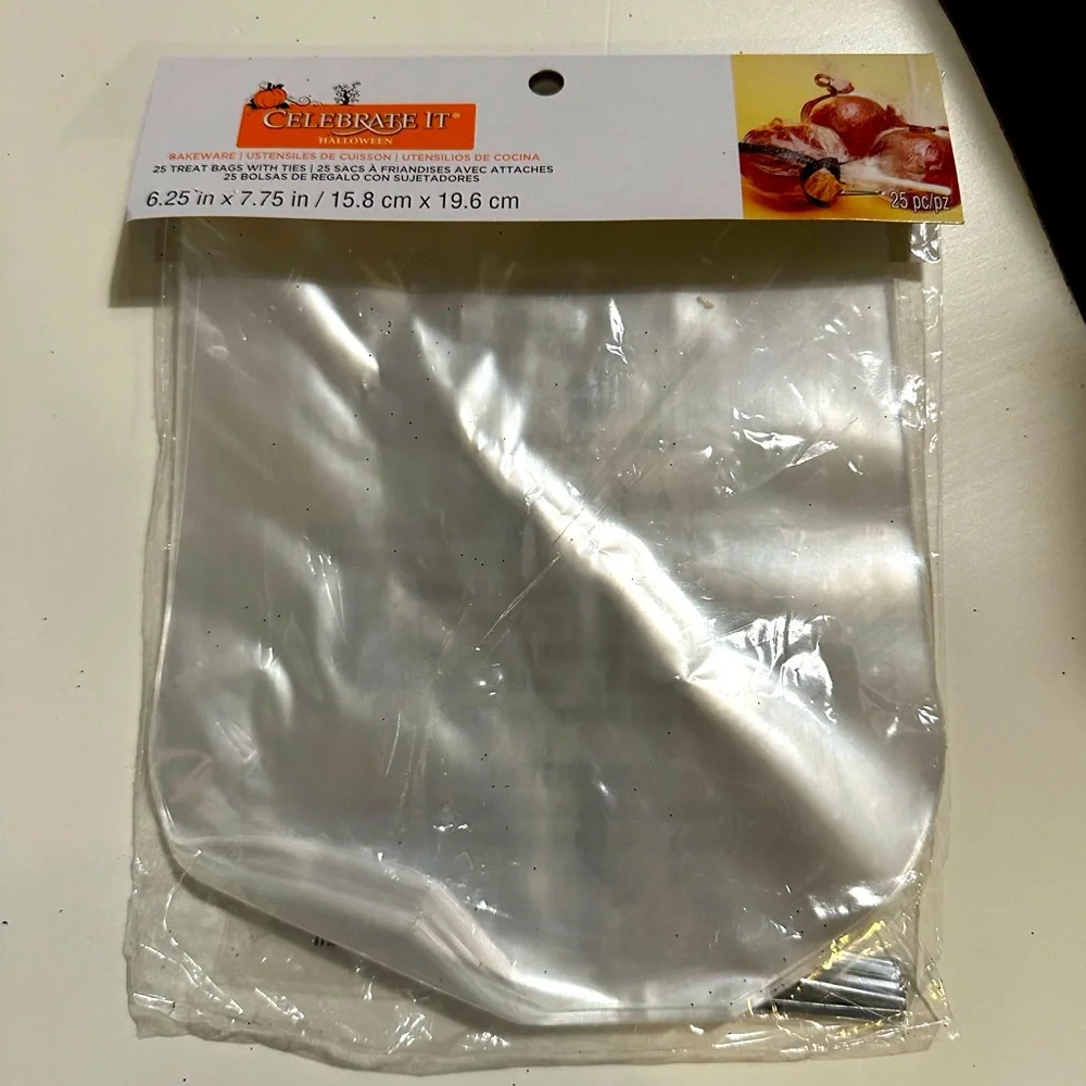 CELEBRATE IT 20 of 25 TREAT BAGS W/ TIES 6.25”x7.75” CLEAR ROUNDED BOTTOM GIFT